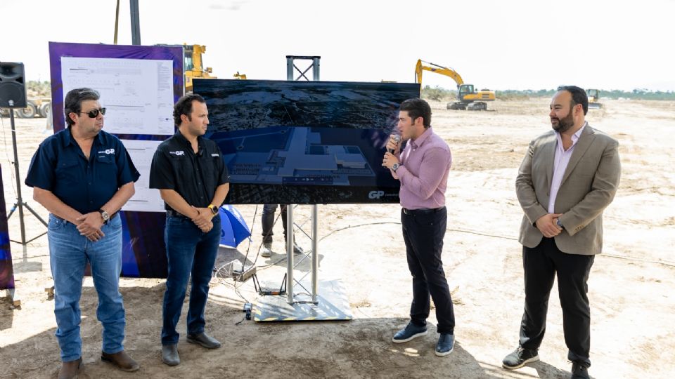 Samuel García supervisando planta de Grupo Volvo.