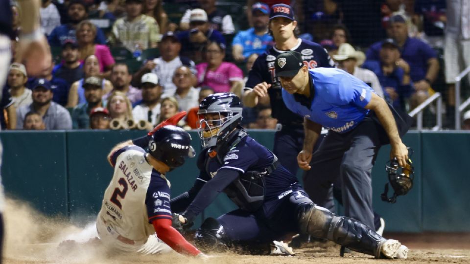 Javier Salazar es puesto out en el juego 5 de la Serie de Campeonato entre Sultanes y Tecolotes