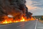 Pipa vuelca en la Carretera Nacional y provoca incendio; chofer queda prensado