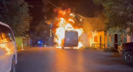 Incendio consume 3 vehículos y daña dos casas en Monterrey