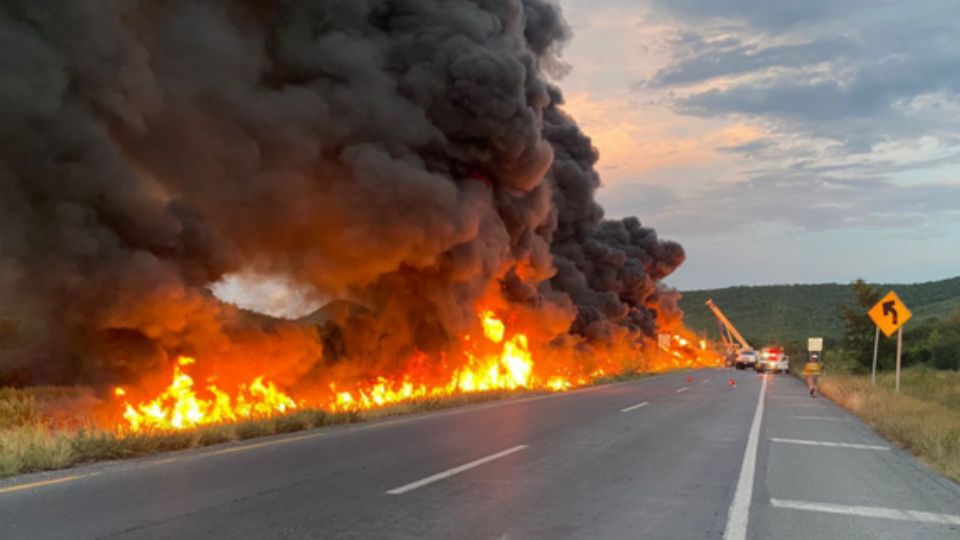 La volcadura causó un incendio.