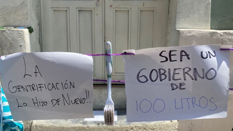 Colocaron tendedero con ropa y pancartas en protesta a la fuga de agua.