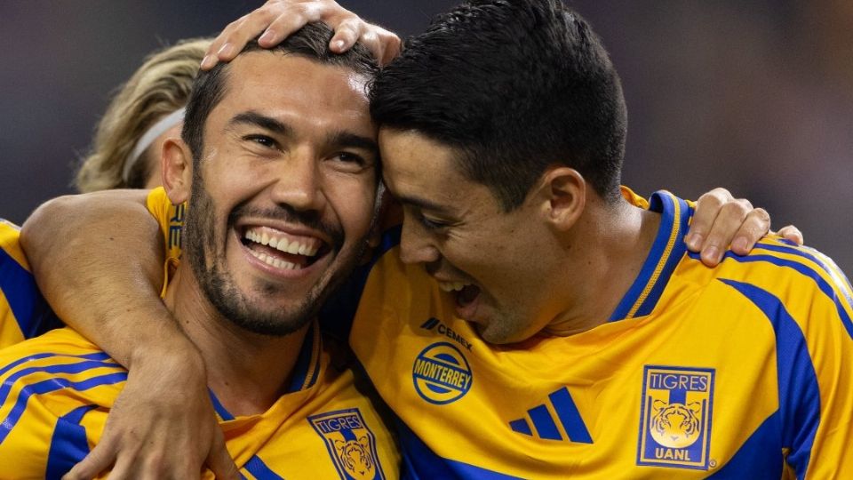 Juan Pablo Vigón celebra su gol ante Inter Miami con Eduardo Tercero