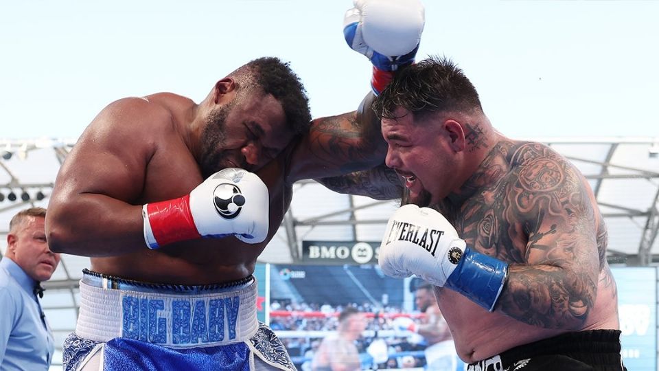 El ex campeón mundial de peso pesado no convenció en su regreso al ring y fue abucheado por el público.