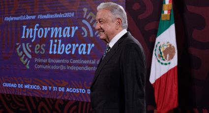 AMLO llega a su mañanera vitoreado por 300 youtubers y periodistas independientes