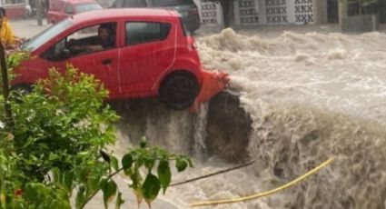 Rescatan a conductor de vehículo varado en una inundación en Monterrey