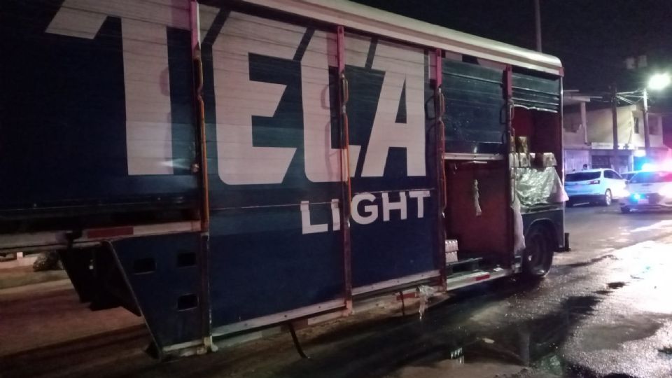 Camión de cerveza que se incendió en la colonia Unidad Laboral en San Nicolás.