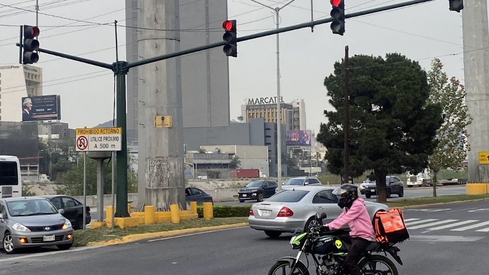 Avenida con señalización de tráfico.