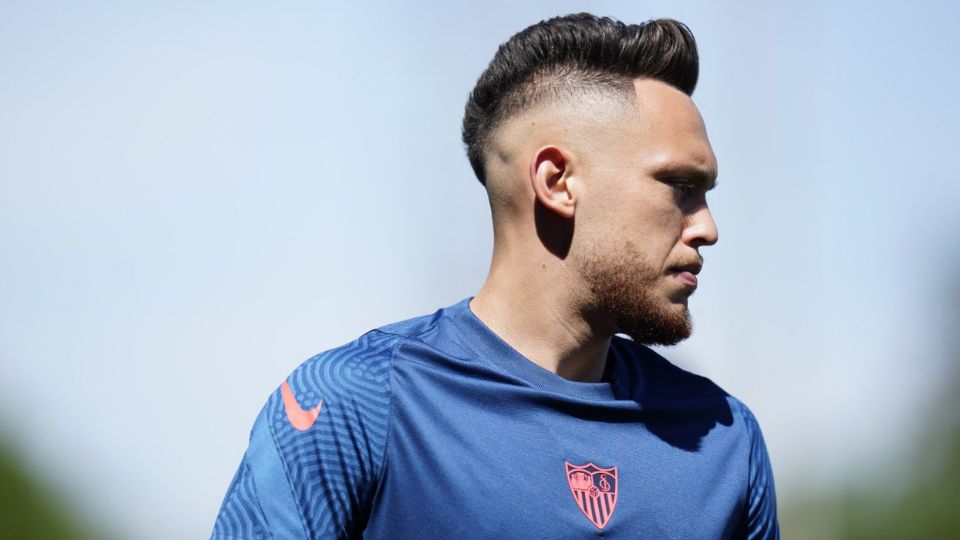 Lucas Ocampos no entrenó con Sevilla debido a una molestia en la rodilla.