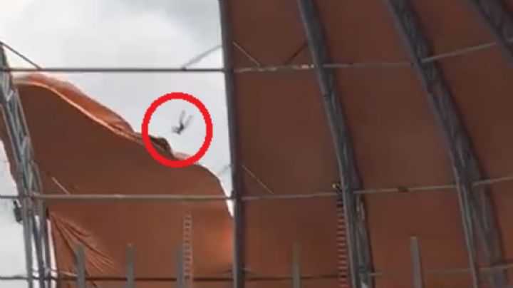 Obrero es sacudido por el viento en obras del Foro Sol de la CDMX