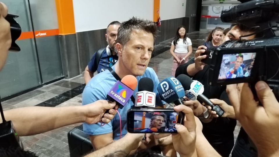 José Antonio Noriega hablando con los medios de comunicación en el Aeropuerto de Monterrey