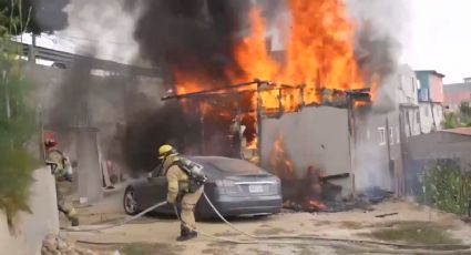 Conductor conecta su Tesla a un poste de la CFE en Tijuana y termina incendiándose