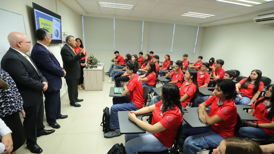 Rector Santos Guzmán frente a alumnos de la prepa 1