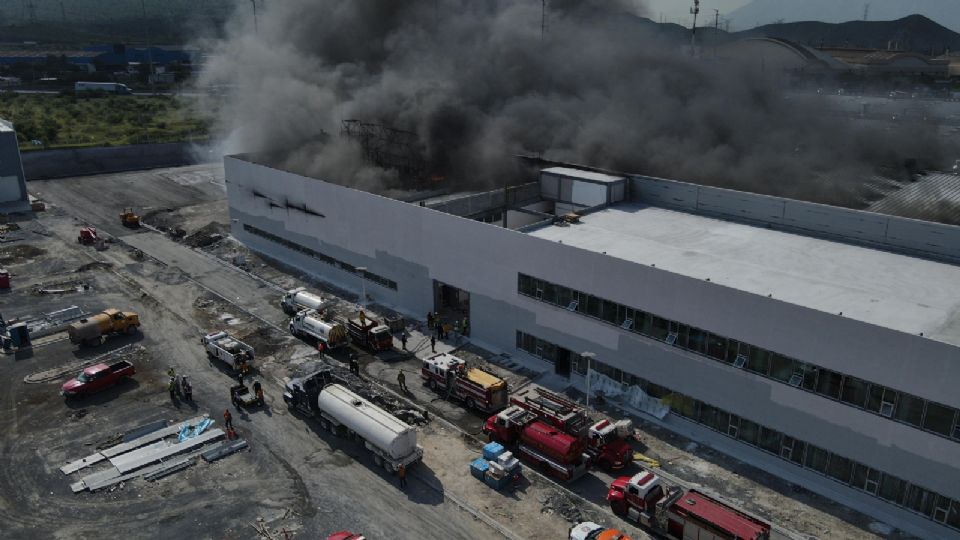 Incendio en fábrica de Santa Catarina.