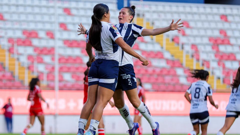 Rebeca Bernal y Merel Van Dongen festejando la victoria ante el Necaxa.