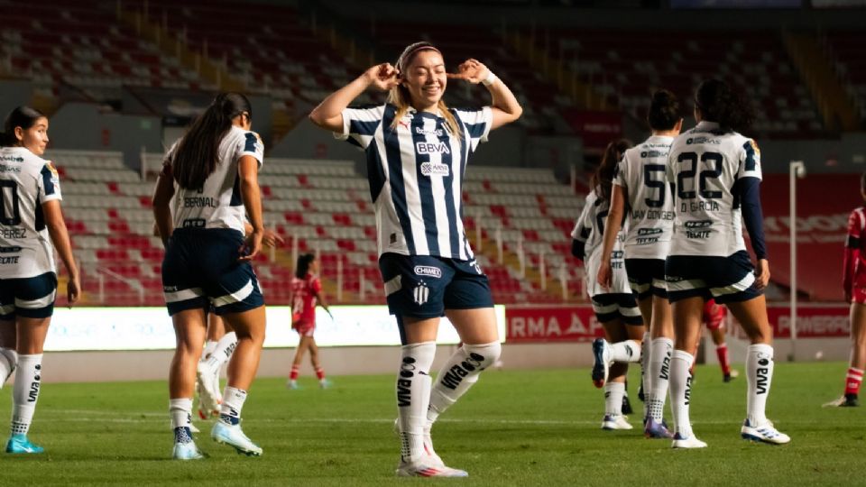 Katty Martínez festejando como Chupete su primer gol con Rayadas.