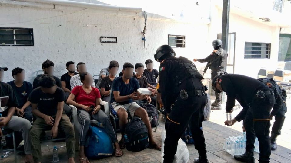 Policías de Fuerza Civil brindan comida a migrantes