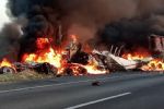 Choque de tráileres deja conductor calcinado en la Monterrey-Nuevo Laredo
