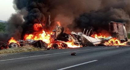 Choque de tráileres deja conductor calcinado en la Monterrey-Nuevo Laredo