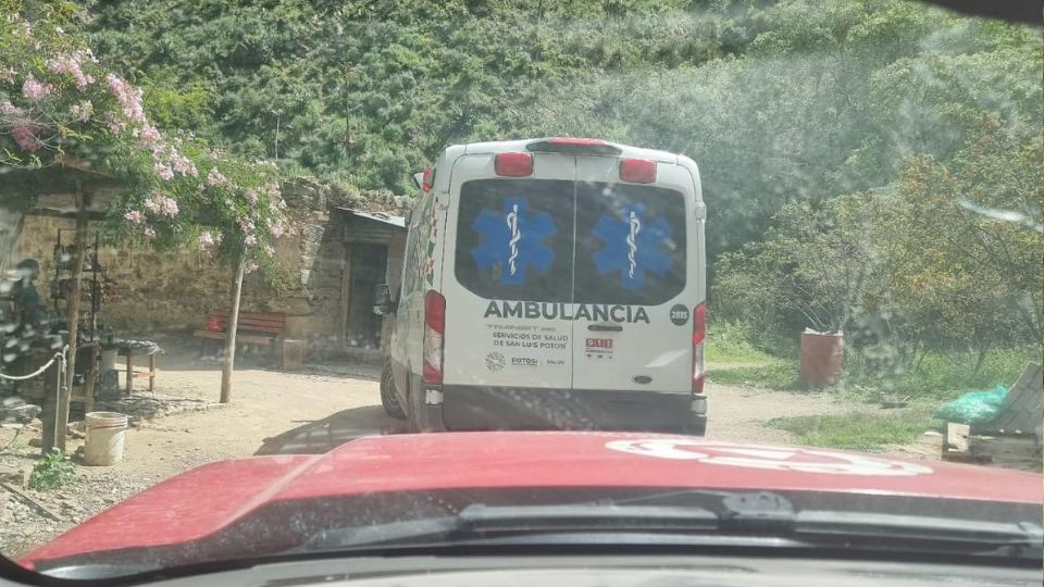 Ambulancia auxilia a personas lesionadas en Real de Catorce | Facebook / Coordinación Estatal de Protección Civil SLP