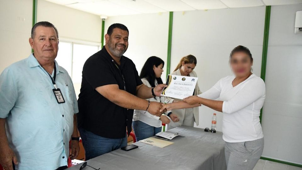 Mujer recibiendo diploma.