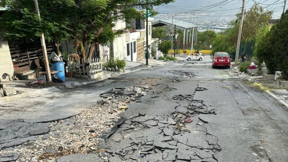 Calle dañada en Santa Catarina.