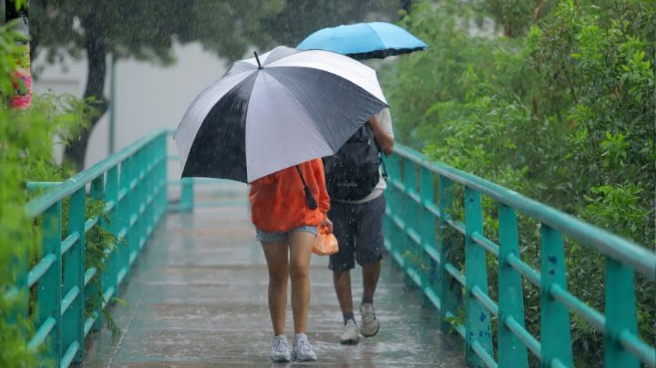 Cae sorpresiva lluvia en Monterrey y municipios de la zona metropolitana