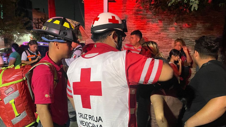 Elementos de Cruz Roja auxilian a joven atropellada