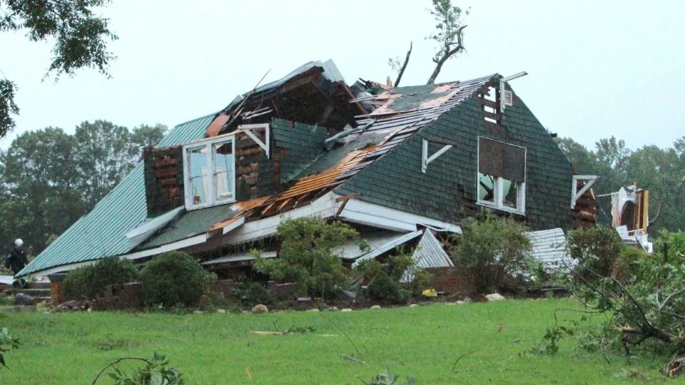 Casa destruida tras paso de un tornado | X / @firehorse249791