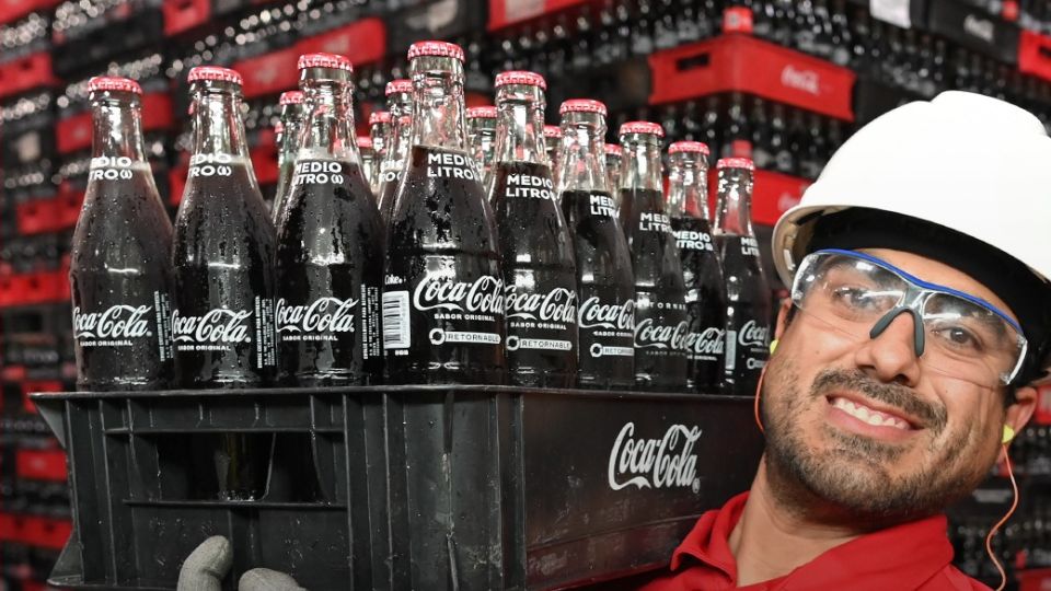 Repartidor de productos Coca Cola | Facebook / Arca Continental