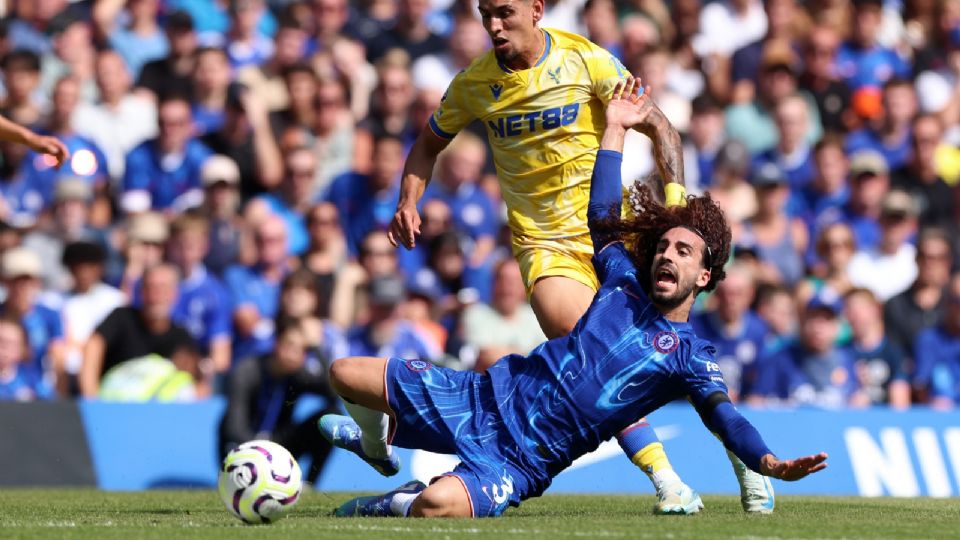 Marc Cucurella recibe una falta de Daniel Múñoz del Crystal Palace