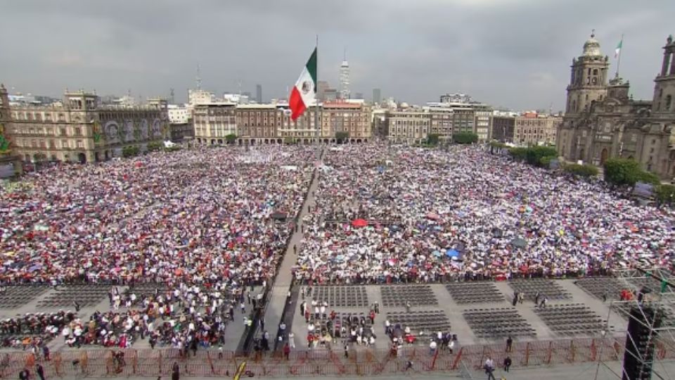 Simpatizantes llenan zócalo capitalino para oír último informe de AMLO