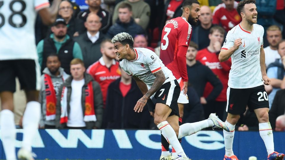 Luis Diaz celebra uno de sus dos anotaciones frente al Manchester United en la Premier League