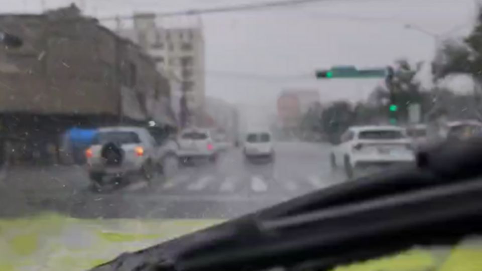 Chubascos generan encharcamientos en avenidas de Monterrey.