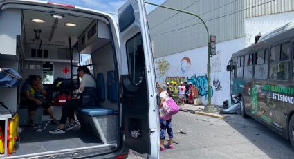 Camión de pasajeros se impacta contra auto y deja 9 lesionados en Monterrey