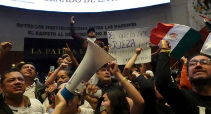 Irrupción de manifestantes orilla a Senadores a discutir Reforma Judicial en sede alterna