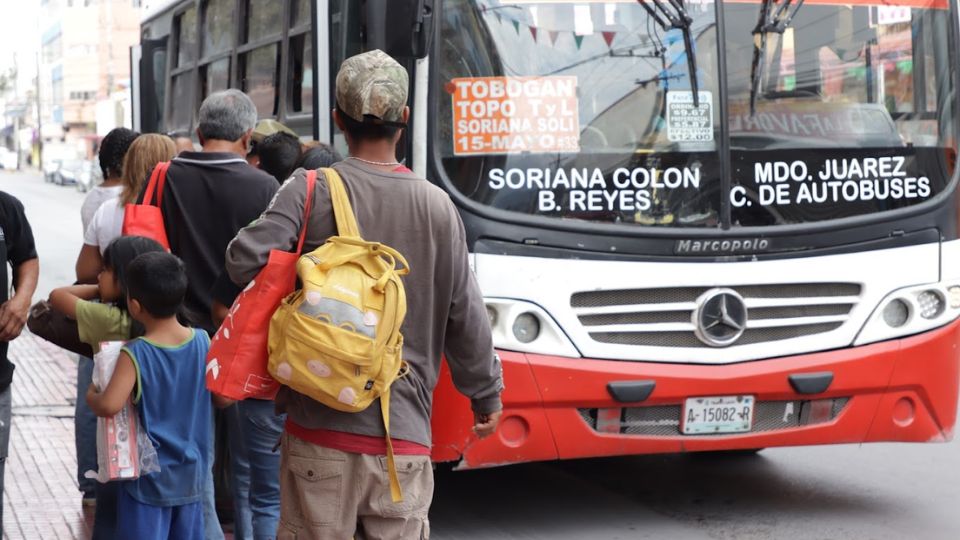 Fila para subir al camión en Monterrey