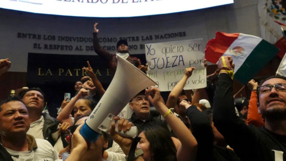 Irrupción de manifestantes orilla a Senadores discutir Reforma Judicial en sede alterna.