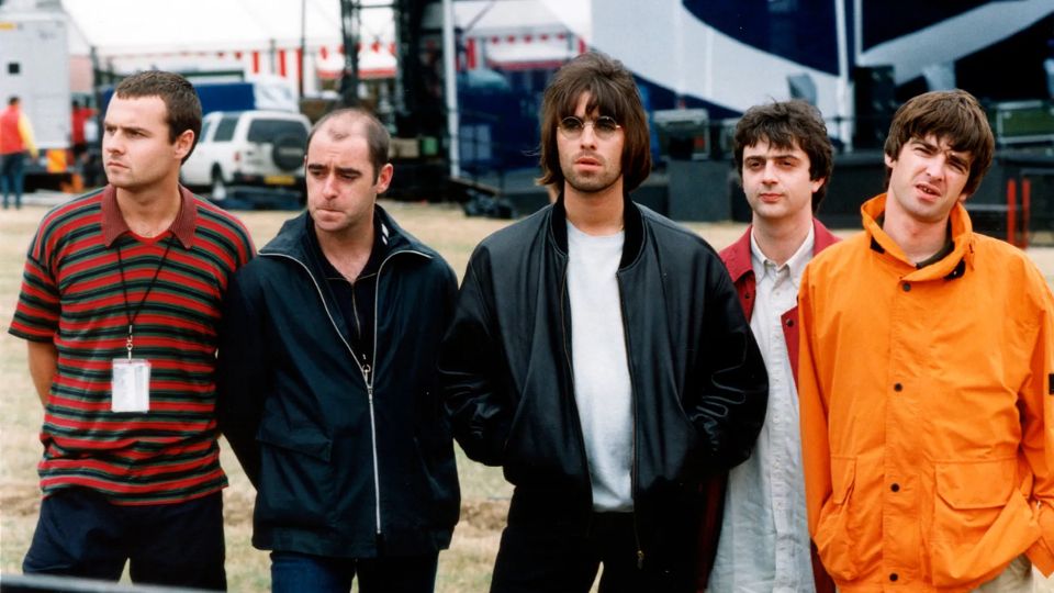 Alan White, Paul Arthurs, Liam Gallagher, Paul McGuigan y Noel Gallagher, de Oasis