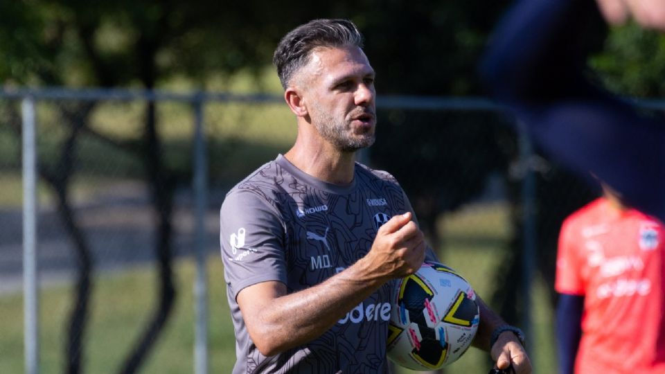 Martín Demichelis dando instrucciones durante un entrenamiento co Rayados