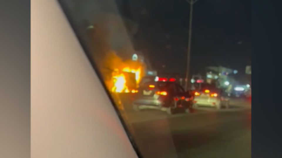 El incendio fue captado por automovilistas de la zona.