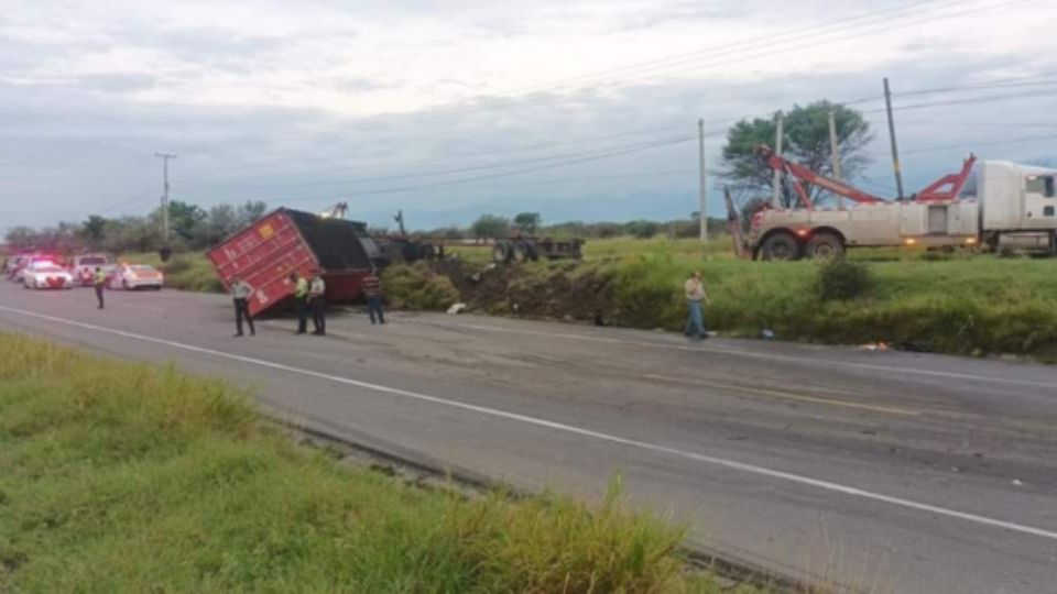 El choque fue entre una camioneta tipo pick up y un tráiler.