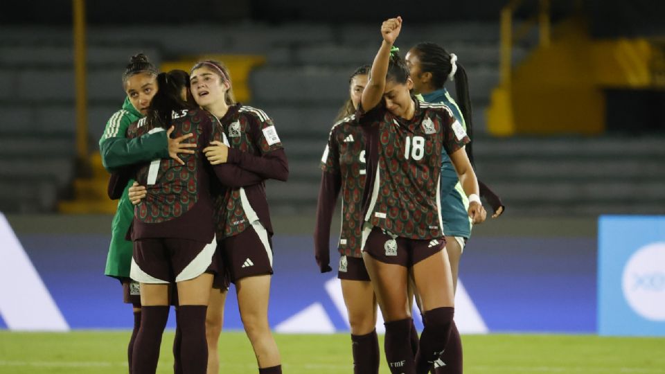 Jugadoras de México lamentan la derrota en los octavos de final de la Copa Mundial Femenina sub-20 entre las selecciones de México y los Estados Unidos