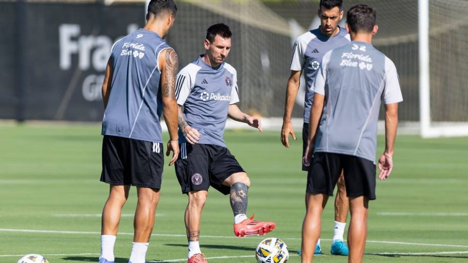 Lionel Messi regresó a los entrenamientos al parejo del del equipo y estará disponible para jugar