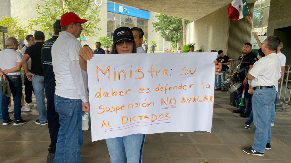 Trabajadores de NL protestan frente al Congreso local del Estado.