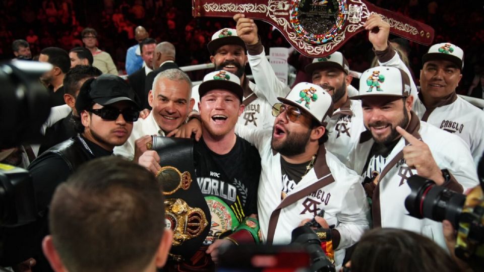 Canelo Álvarez celebra la victoria ante Edgar Berlanga