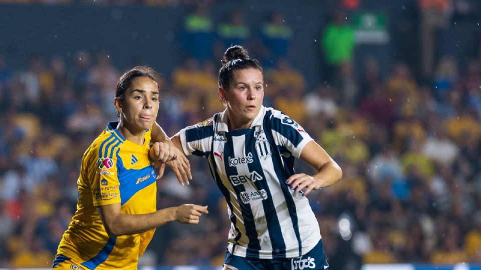 Maricarmen Reyes y Merel Van Dongen en una de las acciones del partido entre Tigres Femenil y Rayadas