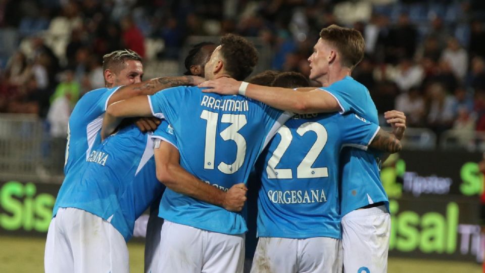 Napoli asalta la cima de la Serie A tras golear al Cagliari.