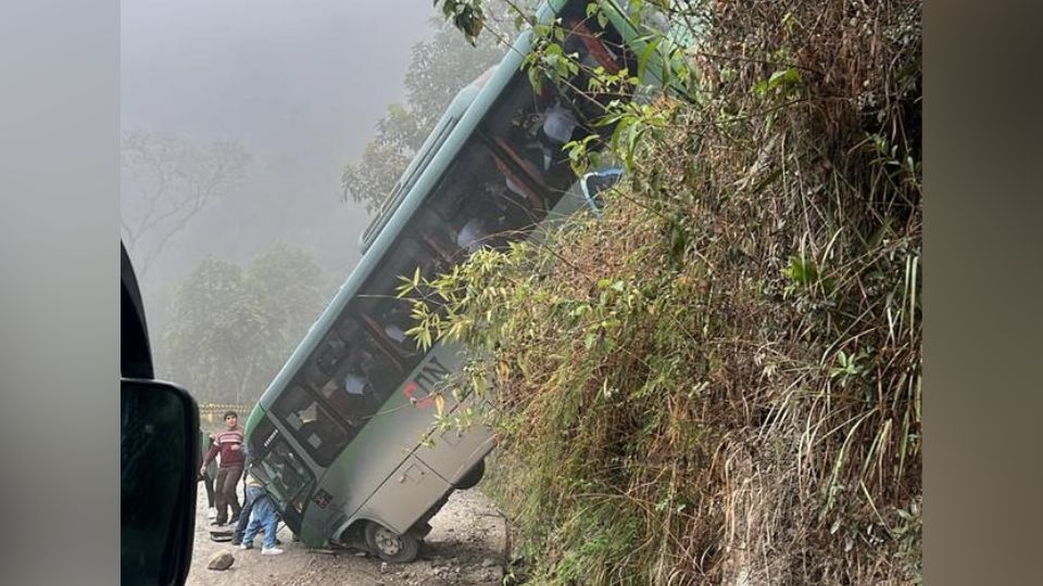 Camión desbarrancado en camino con dirección a Machu Pichu