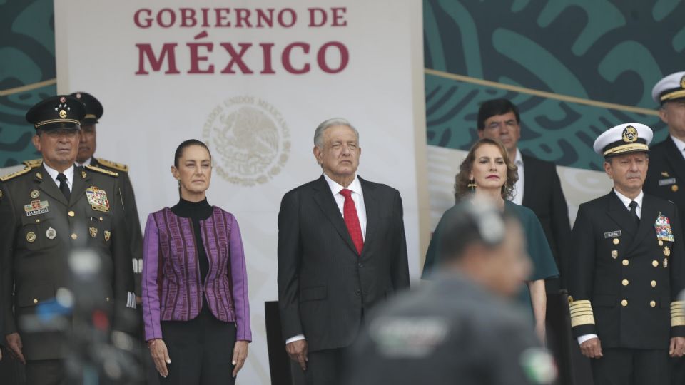 Autoridades participan en la ceremonia-desfile, por el 214 aniversario del inicio de la Independencia de México | EFE/ Isaac Esquivel